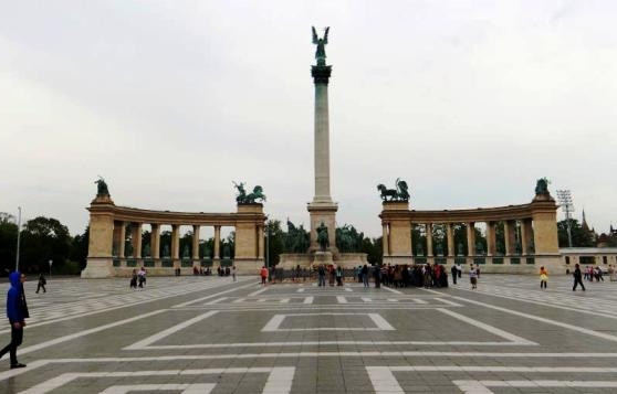 Още за къщата; сн. Ваня Божинова