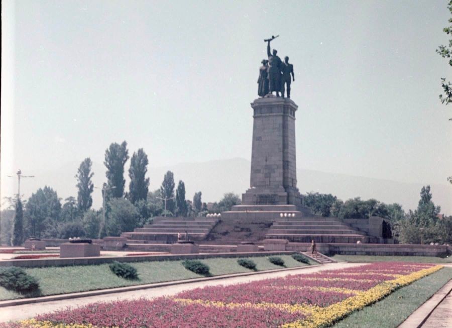 Паметникът на Съветската армия и цветните лехи в Княжеска градина през XX век
