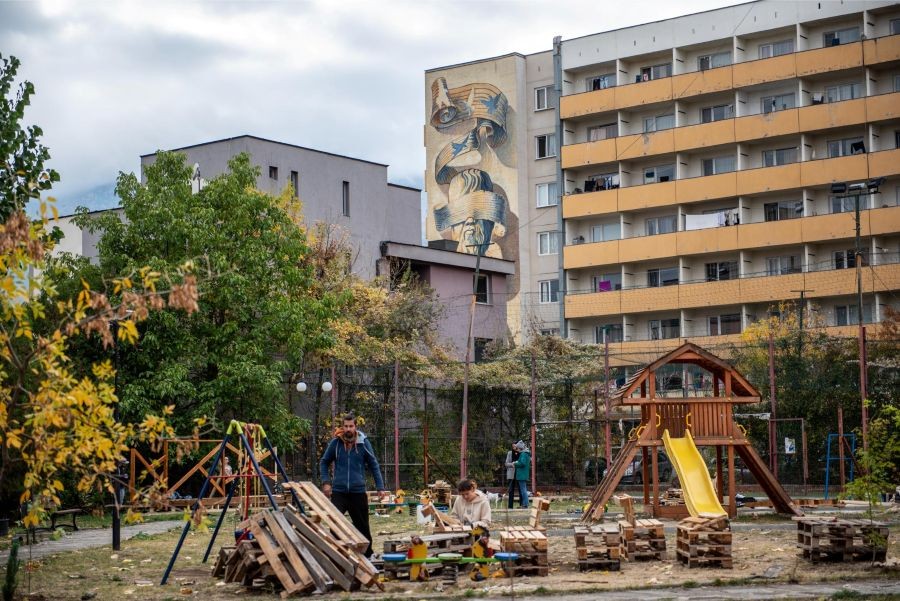 Доброволци и жители на квартала боядисват и изработват дървени градски мебели от палети на детската площадка пред блок 55 и 56 в Студентски град, София. Акция за облагородяване на пространство „Градинка 55.6