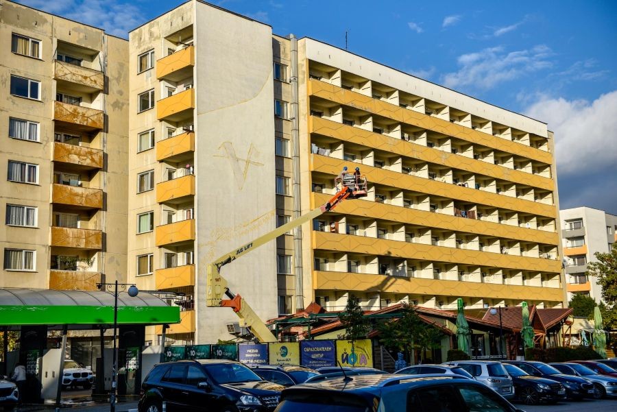 Изглед към фасадата на блок 57 в Студентски град, където бразилският артист Рамон Салес подготвя нов стенопис с помощта на подемна вишка. Трансформация на градската среда чрез стрийт арт.